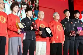 泪目！国乒的传承，马龙送出诚挚祝福：孙颖莎王楚钦圆梦2028视频封面