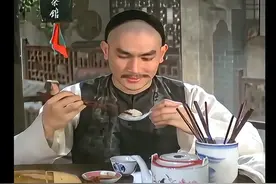 港片里的下馆子能有多香，乾隆吃蟹黄汤包烫嘴，小伙吃饱了很踏实视频封面