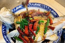 鲈鱼做法除了清蒸，还可以试试麻辣鲈鱼，汤汁可以拌饭，鱼肉滑嫩 #家常菜#鲈鱼做法 #麻辣鲈鱼 #干净饮食闯入节日大餐赛道 #我要上热门🔥 @抖音美食达人助手 @抖音短视频 @DOU+小助手