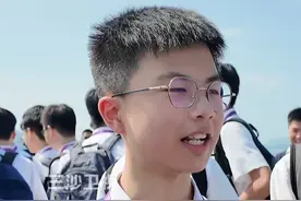 山东舰编队访问香港首个开放日。香港学生发出强烈感慨：我们中国又强起来了！#山东舰 @抖音短视频