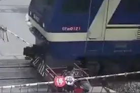 三轮车硬闯铁道口被闸杆卡脖，10秒后火车驶过……视频封面