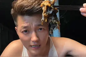 夏天的路边烧烤摊更接地气！列气！我们都是生活的勇士！#夏天的路边摊有多好吃 #街边烧烤总是很接地气 #吃烧烤喝啤酒 #深夜烤串 #深夜放毒视频封面