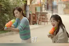 #湖南卫视好运家  罗家兄妹四人的感情也太好了！看似是郝有嘉因为妹妹偷穿自己衣服生气，实际上却是借着机会打水枪。哥哥罗文聪看到也马上加入他们了，成功变成了四人水枪大战！视频封面