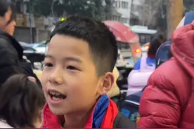 开学第一天“拿抓”暗号接头成功！截至2月17日，《哪吒2》票房成绩已冲进全球影史 TOP10，连#小学生接头暗号也已经变成哪吒rap  了。今天成都#小学开学秒变哪吒同好会 。你家娃是不是也加入了“哪吒大军”？#媒体精选计划视频封面