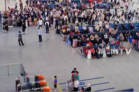 受强降雨影响！6月19日，#重庆火车站将停运17趟始发列车 ：包括到秀山、北京、上海、深圳、福州、广州等地的多趟列车。#第1眼TV口说有屏 #媒体精选计划 #重庆 #重庆火车站