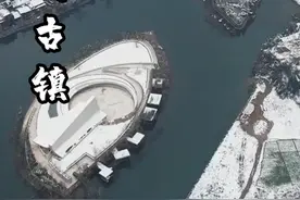 这里就是我国唯一一个可以“一脚踏三省”的奇特古镇，在这里可以实现早上在湖南吃早餐，中午在贵州吃酸汤鱼，晚上在重庆吃火锅，你想来体验一下吗？#旅行推荐官 #一脚踏三省 #茶峒古镇 #边城视频封面