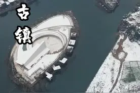 这里就是我国唯一一个可以“一脚踏三省”的奇特古镇，在这里可以实现早上在湖南吃早餐，中午在贵州吃酸汤鱼，晚上在重庆吃火锅，你想来体验一下吗？#旅行推荐官 #一脚踏三省 #茶峒古镇 #边城视频封面