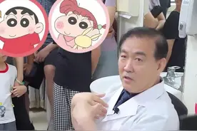 小孩包皮长是防止细菌入侵 昨天发了一个小朋友在我这里领糖的视频，有网友说领了我的糖，就得挨一刀。我翻出了去年暑假我给小朋友们看门诊的视频，我主张的是没病的小朋友不建议切包皮！想了解更多的，大家也可以翻翻我往期的，关于小朋友的视频，谢谢大家！