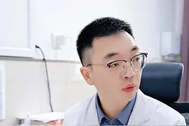 左侧胸部一触碰就疼是怎么回事？ #甲乳外科孟庆杰  #胸部疼痛是怎么回事  #乳腺科普  #乳腺疾病科普  #抖出健康知识宝藏视频封面