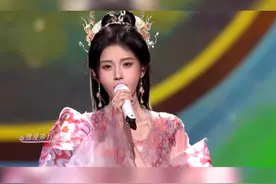 #鞠婧祎壁上观舞台开口跪  #鞠婧祎  带来国风《壁上观》，在舞蹈中感受敦煌色彩，以婉转的歌声带人沉浸式聆听国风韵味！#江苏卫视春晚视频封面