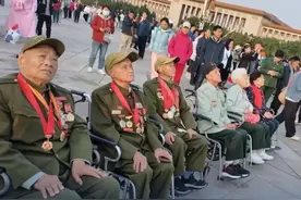 #四位志愿军老兵来京圆梦  【四位志愿军老兵来京圆梦，这盛世如您所愿！】今年是中国人民志愿军抗美援朝出国作战75周年，4位近百岁的重庆籍志愿军老兵，从重庆来到京津，开启了他们的圆梦之旅。
“想到天安门看一次升旗，亲眼看看我们当年用生命守护的国旗。”这是刘世林、李锦华、郭兴智、黄华强四位志愿军老兵埋藏心底多年的愿望。
5月10日凌晨，老兵们来到天安门广场等待观看升旗仪式。当五星红旗在晨曦中冉冉升起，他们庄严行军礼，目光坚定炽热。随后，他们前往毛主席纪念堂瞻仰遗容，在人民英雄纪念碑前，想起牺牲的战友，热泪滚落。（北京日报记者代丽丽）视频封面