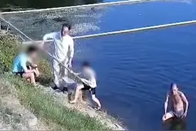 三个孩子落水，还好有他们挺身而出！为两位好心人点赞！也提醒家长，一定管好孩子，务必注意安全！（人民日报）视频封面