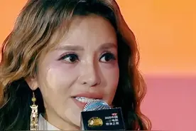 2025#中国电影导演之夜 ， #朱迅眼含热泪致谢导演田壮壮 ，回忆起15岁时参演他执导的《摇滚青年》。朱迅表示“感恩田导，在小女孩心中埋下光影的种子，容我一生，花开一场。 ”