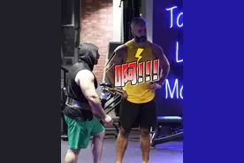 扫地僧健身15年，硬拉300公斤杠铃，彻底震惊两位肌肉壮男视频封面