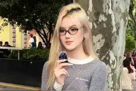 搞笑e人小姐姐 挣一万只需要一秒钟 #上海 #街头采访 #恋爱 #情感 #宝藏女孩