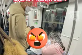 女子地铁上一人独占两座，男子要求其挪开让座遭拒绝，紧急呼叫地铁判官！（来源：@thxytg） #社会百态 #地铁随拍 #素质视频封面