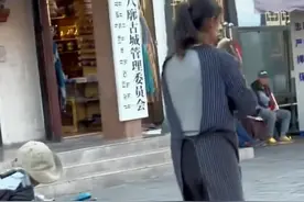 泪目！妈妈腿上系着绳子拉着轮椅，三跪一拜为轮椅上的孩子虔诚祈福，网友：额头都磕出血了 望她能得偿所愿#母亲节 #磕长头 #妈妈视频封面