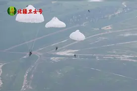 战机轰鸣，伞花漫天。连日来，第78集团军某旅在草原腹地开展多伞型、全要素伞降实跳训练，锤炼部队立体突击、空中渗透的全域作战能力。（作者：刘华宇　隆英杰        编辑：高鑫）视频封面