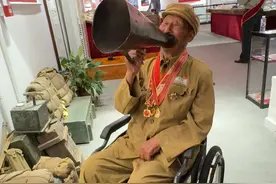 用最随意的语气说着最霸气的英语！6月10日，北京，98岁的志愿军老战士蹇兆增拿起当年战场上用过的喊话喇叭，展示“最霸气”的英语。蹇兆增作为第一批入朝老兵参加了抗美援朝战争。他先后参加了四次大战役，包括两次上甘岭战役，获得二等功两次、三等功四次。