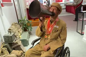 用最随意的语气说着最霸气的英语！6月10日，北京，98岁的志愿军老战士蹇兆增拿起当年战场上用过的喊话喇叭，展示“最霸气”的英语。蹇兆增作为第一批入朝老兵参加了抗美援朝战争。他先后参加了四次大战役，包括两次上甘岭战役，获得二等功两次、三等功四次。