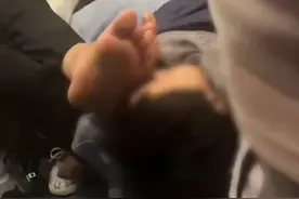 火车上大妈将脚放在男孩口鼻处视频封面
