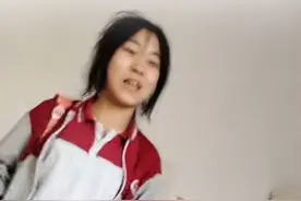 女儿放学后看到爸爸受伤躺床，上一秒还在笑嘻嘻，下一秒得知爸爸少了一根脚指头瞬间痛哭！视频封面