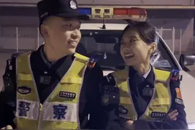 灯火相逢处，双警夫妻的并肩是最温暖的刻度！#520快乐 （供稿：河北边检总站 刘晨 顾国群 李璐 编辑：陈净萱）视频封面