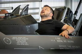 【泽连斯基索要128架F-16 而乌克兰仅剩20名飞行员】近日，美国宣布已开始向乌克兰移交F-16战机。泽连斯基表示，至少需要128架F-16；而实际问题是，乌方仅剩15到20名飞行员。视频封面