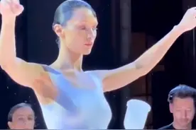 巴黎时装周上演惊奇一刻，设计师在模特身上“喷”了一件礼服，全过程仅用两分钟。网友：真·天衣无缝。视频封面
