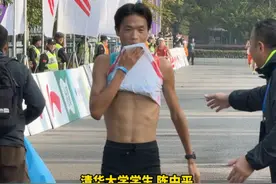 卡萨帝·2024#杭州马拉松 半程马拉松卫冕冠军来自清华大学 比去年快了近一分钟，他说下午还要赶高铁回去上课#跑过风景跑过你视频封面