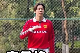 退出娱乐圈的李易峰 神似贝克汉姆  这水平如何 #李易峰 #足球⚽ #贝克汉姆