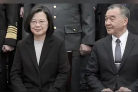 【台军称将于4月在金门海域实弹射击？】近日，台军宣称4月开始在金门举行实弹射击，台退役将领栗正杰拆台，给邱国政10个胆他也不敢下开枪的命令。视频封面