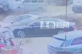 疑是熊孩子把鞭炮丢进下水道 导致地面炸出大坑 有车辆被掀翻 另有多车受损视频封面