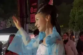 现在是都流行自己cos自己了吗？#杨雪 #万圣节  #cos视频封面