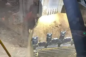 👷‍♂️:操作重量达800吨的大家伙是种什么体验🤔 这台R9800 正在澳大利亚昆士兰州的一矿场24小时轮班工作#工程机械 #挖掘机 #机械之美 #挖机不二视频封面