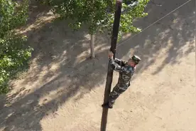 看武警通信兵如何快速上杆（武警第一机动总队  李艺、韩清宇