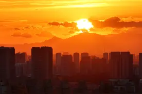 【云卷云舒、霞光满天，#与北京晚霞来一场浪漫约会】9月30日傍晚，北京雨过天晴，夕阳将云彩染成橙色海洋，在国庆前夕上演史诗级浪漫晚霞。视频封面