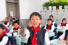 一个班级每个学生都是管理员，细分班级管理的各个领域。网友：两节电池怎么还分开管理？#班干部  #班级管理员  #校园生活