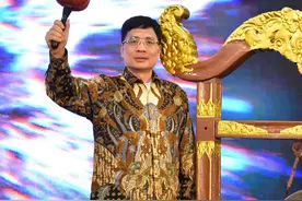 现场见证海尔印尼工厂第1000万台产品下线，这是海尔印尼本土化发展的里程碑！近10年来，海尔当地业务规模增长了6倍，市场占有率连续5年稳居前三。希望海尔品牌真正成为印尼消费者心中的名牌。#海尔#海尔全球化#印尼#品牌出海#大有学问视频封面