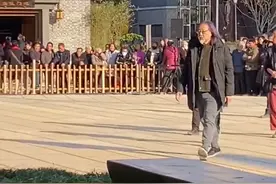 来看好戏啦~会昌戏剧小镇1月5日正式开幕 近日，江西会昌。会昌戏剧小镇内戏剧演员们紧张排练中，赖声川大师现场指导工作。网友：“欢迎大家来会昌玩，我请大家吃小吃。”#会昌戏剧小镇 #会昌 #赖声川 @会昌戏剧小镇视频封面