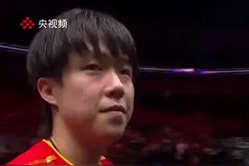 2025年WTT美国大满贯男单决赛现场，王楚钦夺冠后将签名球抛向观众席（央视频号：5@体坛）