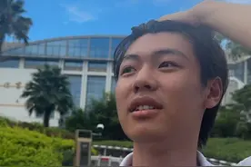 高考数学男生第一个走出考场，脚步是迟疑的 眼神是懵懵的，男生：题目太难了 不会！ #高考数学  #高考  #第一个出考场视频封面