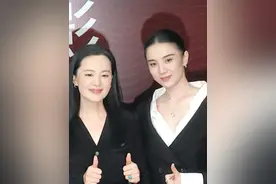 咏梅和宋佳在#2025中国电影导演之夜 的后台互动，两位年度女演员之间的惺惺相惜！