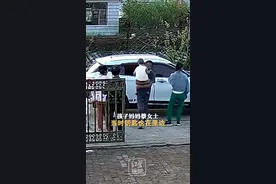 两岁半的孩子玩耍时不小心将自己锁在车内，姥爷情急之下直接砸窗将孩子救出。视频封面