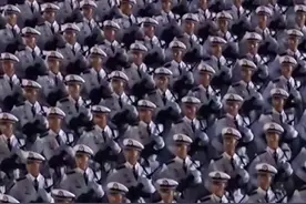 现场视频！8月9日夜间至8月10日凌晨，北京天安门地区举行了纪念中国人民抗日战争暨世界反法西斯战争胜利80周年大会第一次综合演练，约2.2万人参加演练及现场保障工作。（来源：央视）