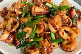 豉油皇炒鱿鱼圈做法，出锅外香里嫩，做法简单大人小孩都爱吃