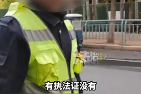 市民质疑2名城管无证执法被怼，“你管我有执法证没有  傻*一个 ”    郑州市住房和城乡建设局：背街小巷城管开单 后期有交警审核视频封面