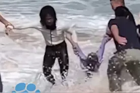 1月30日，海南万宁，女孩被海浪卷走，母亲施救被困，白衣小哥顶着海浪一次次冲进海水中勇救2人： 退伍军人的本能视频封面