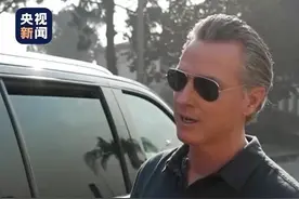 山火肆虐，消防栓却没水！美国加州州长纽森被一位母亲绝望质问，“为什么消防栓里没有水？”纽森称正在解决，给拜登总统打了5次电话，还没接通。视频封面