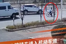3月10日，湖北汉川。小孩骑车进入机动车道，两车紧急避让，其中一车失控冲出马路受损严重。责任怎么划分？@抖音短视频视频封面